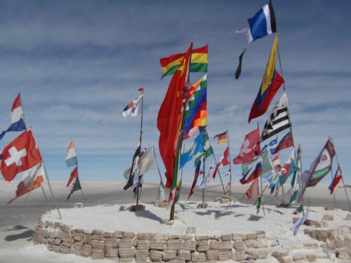 Drapeaux Salar de Uyuni - Circuit combiné Pérou Bolivie logistique experte Terres Péruviennes