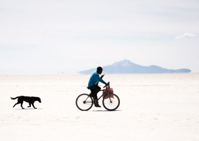 Cycliste Salar de Uyuni - Circuit combiné Pérou Bolivie logistique experte Terres Péruviennes